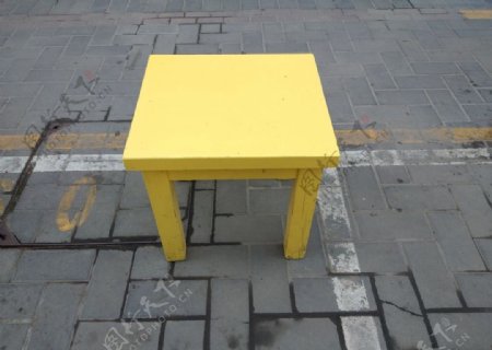 小桌子黄色桌子
