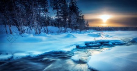 冬天立冬结冰的小溪河流
