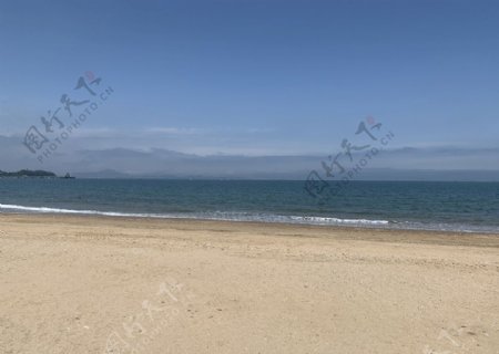 蓝天云雾沙滩图片