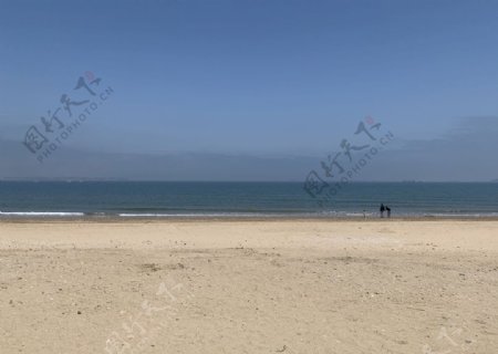 蓝天云雾大海金沙滩图片