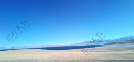 蓝天湖泊高原风光图片