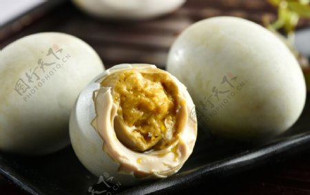 咸鸭蛋美食食材背景海报素材图片