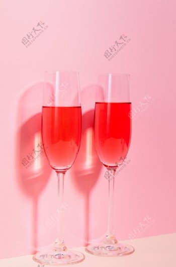 粉红酒杯图片