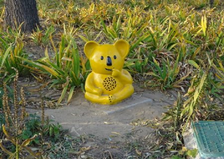 黄色小熊雕塑图片
