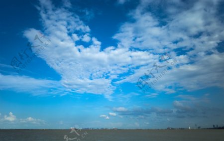 蓝天白云海面图片