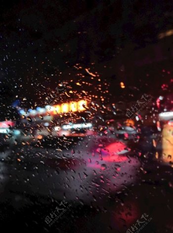 车窗雨滴图片