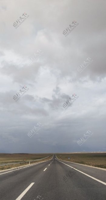 草原公路天空图片
