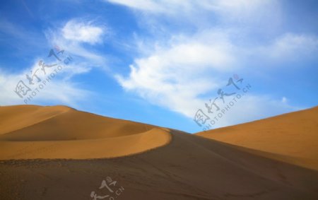 蓝天白云下的沙漠高清摄影图片