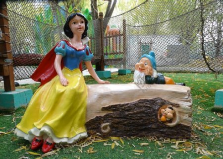 白雪公主小矮人雕塑图片