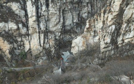 悬崖下的中岳行宫图片