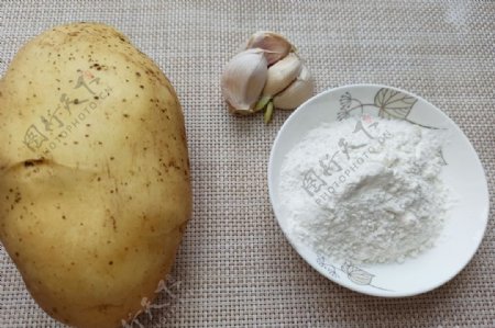 土豆和面粉图片