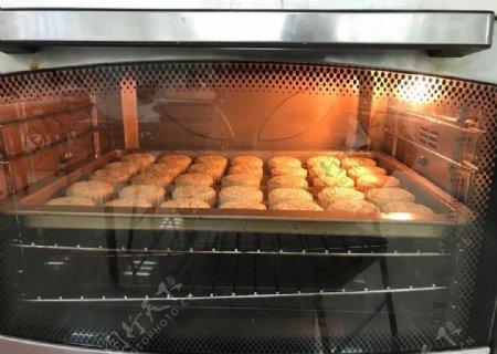 烤箱里未烤熟的自作月饼图片