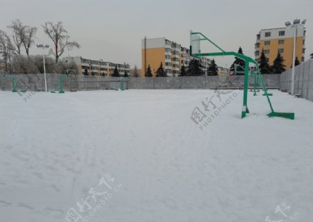 冬日落雪操场图片