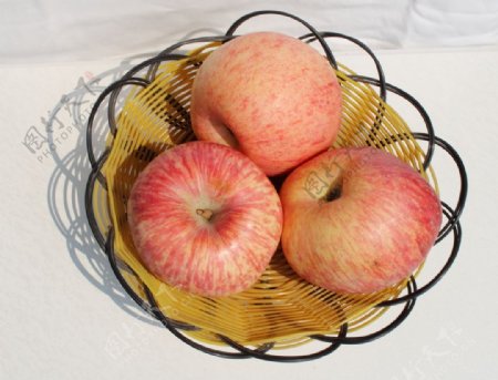 静物拍摄水果篮中苹果白底组合图图片