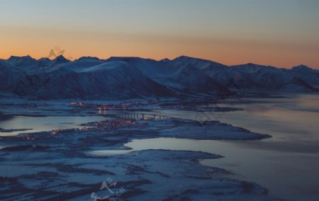 黎明时北挪威镇风景图片