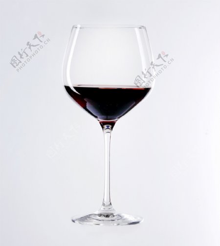 红酒杯纯白背景图片