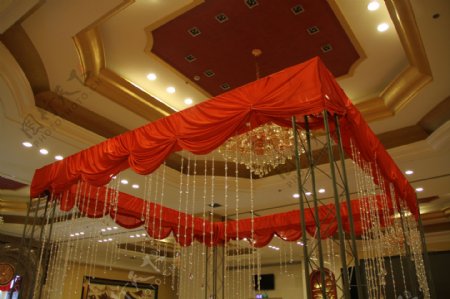 婚礼厅内花艺水晶吊灯桁架设计
