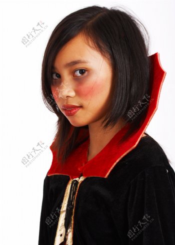 吸血鬼的服装在一个年轻的女孩