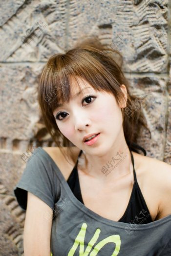台湾网络超人气美女果子MM灰色T恤图片