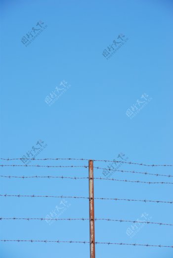 铁丝网在蓝色的天空背景