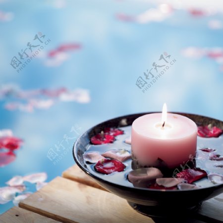 温泉蜡烛与花瓣