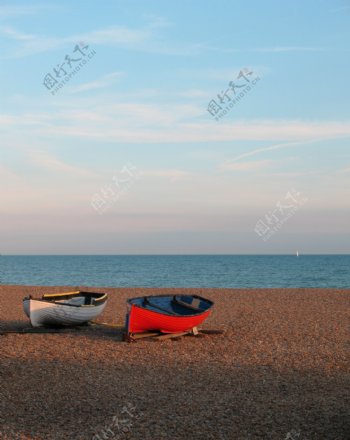 2条木船在布赖顿英国美好的夏天晚上在石滩