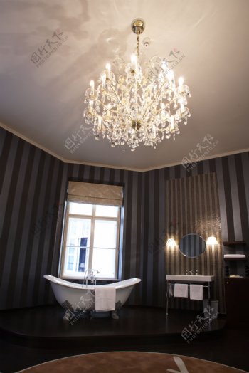 浴室室内设计浴缸水晶吊灯黑白调子图片