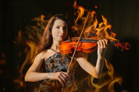 火焰中拉小提琴的美女图片