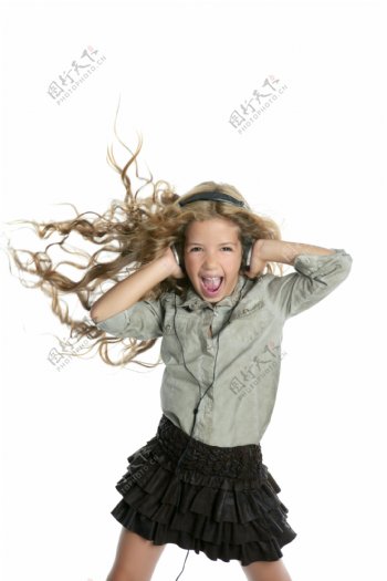 舞蹈听音乐的小女孩图片