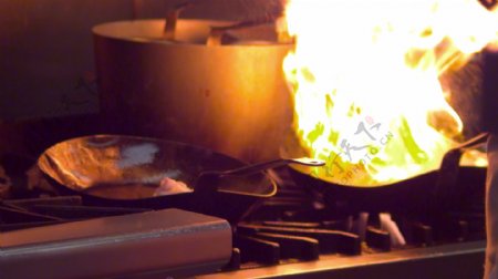 厨师烹饪在厨房2股票视频火焰视频免费下载