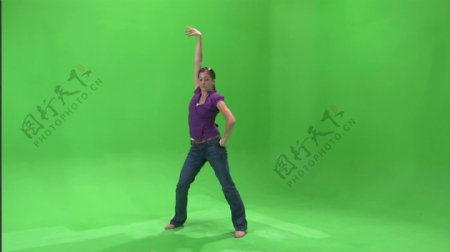 紫色的衬衫和牛仔裤的姑娘跳舞蓝绿5种股票的录像视频免费下载