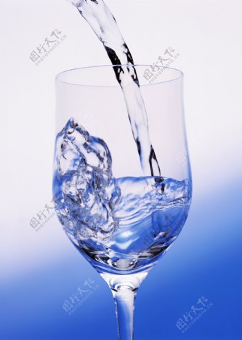 酒杯中的水纹图片