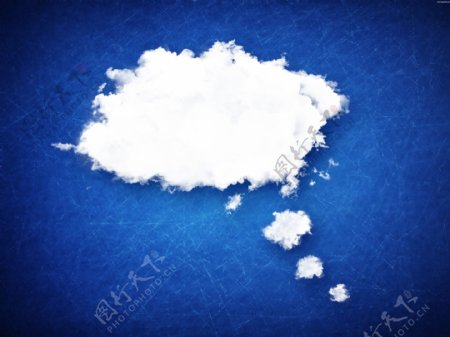 蓬松的白色泡沫云的蓝色背景上的JPG