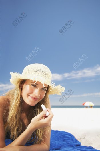沙滩亮女图片