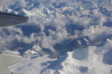 飞机上俯瞰雪山图片