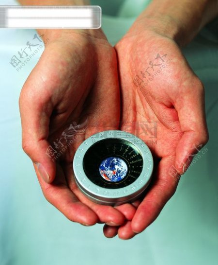 全球首席设计大百科工作概念手势团结合作握手科幻地球仪地测仪方块木基