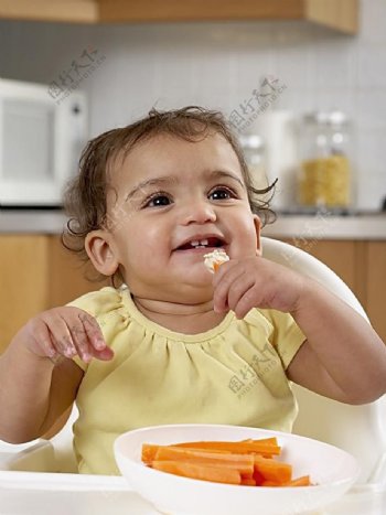 吃蔬菜的婴儿宝宝图片