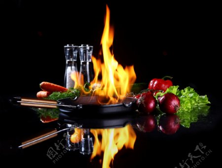 蔬菜调料胡萝卜炒锅火焰图片