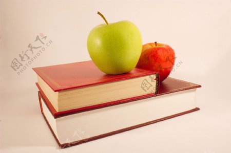 苹果和书本图片