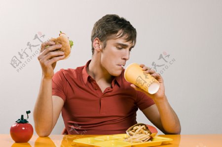 吃快餐的男人图片