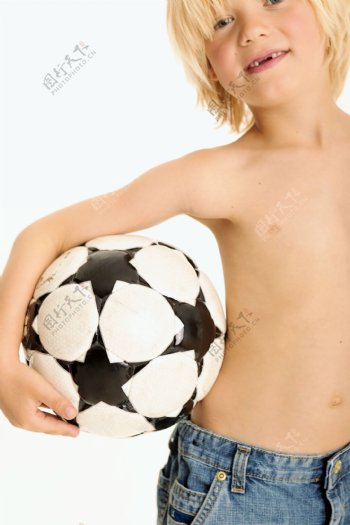 拿着足球的小男孩图片