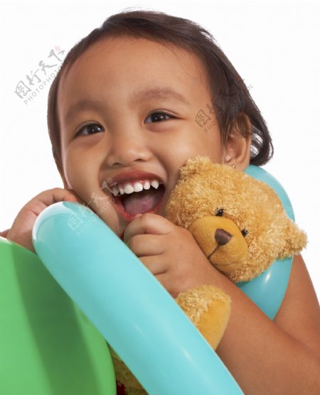 快乐的孩子抱着一只泰迪熊