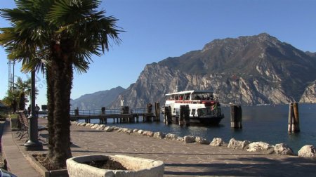 意大利加尔达湖在torbolo船在码头股票视频