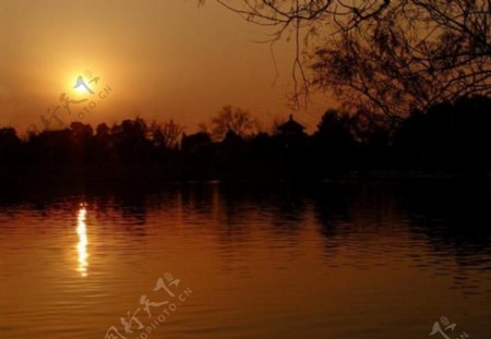 夕阳映照湖面图片
