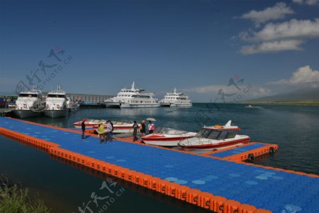 青海湖游船图片