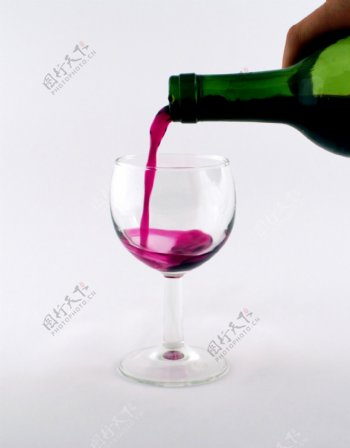 酒瓶酒杯图片