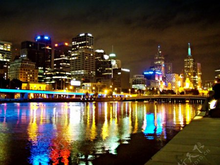 城市河畔夜景
