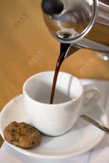 咖啡倒咖啡图片