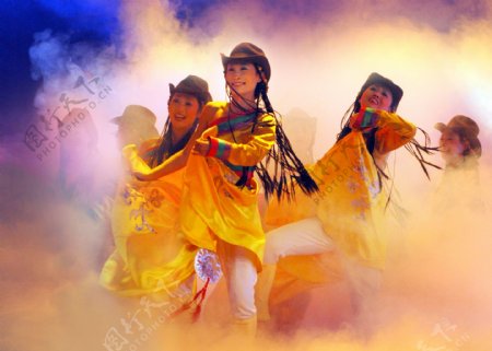 藏族舞图片