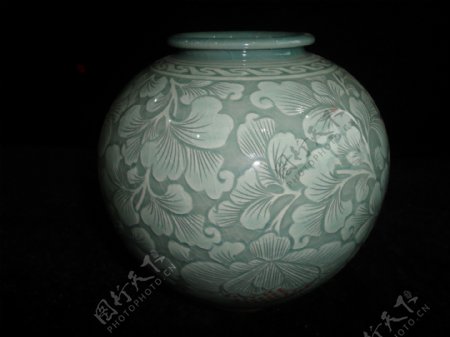 青瓷花卉罐
